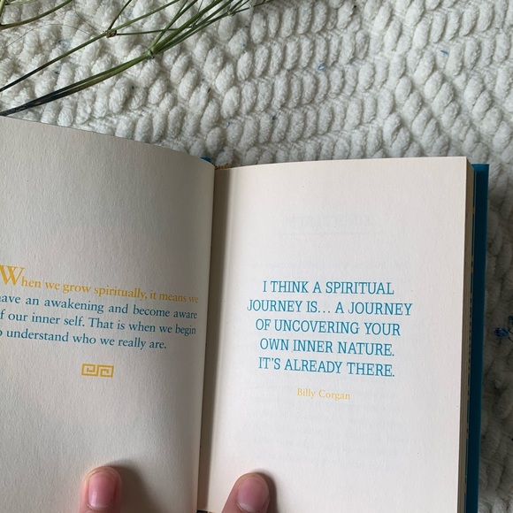 ♡ SOLD!! Urban Outfitters The Little Book Of Spiritually NWOT - Picture 5 of 6